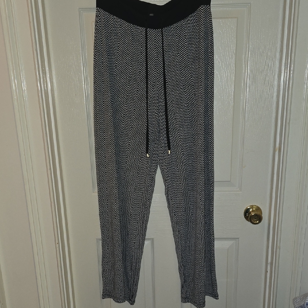 Jones New‎ York Black and White Chevron Joggers